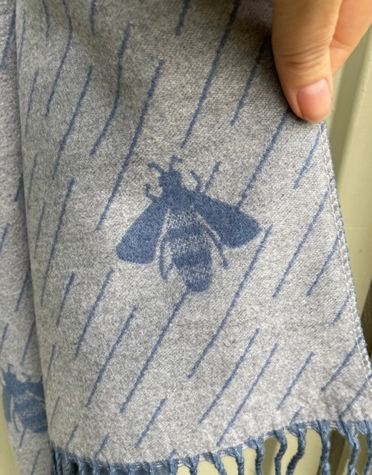 🍁🍂 Blue grey cashmere bee scarf