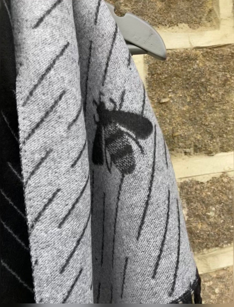 🍁🍂 Black grey cashmere bee scarf