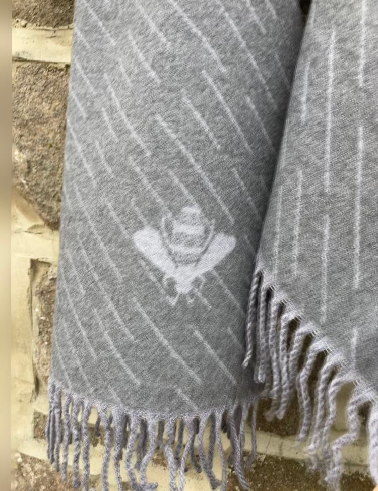 🍁🍂 Grey cashmere bee scarf